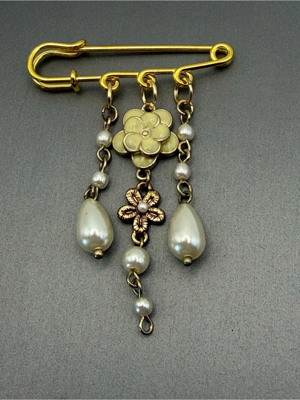 Light Yellow Resin Flower and Pearl Drop Safety Pin Brooch Gold Tone